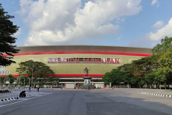 巴黎奥运男篮名单公布后，中国男篮的阵容配置成为众多体育爱好者和篮球迷关注的焦点。作为中国篮球的重要赛事，奥运会不仅是展现国家队实力的舞台，也是对球员个人能力和团队协作的重大考验。本次名单汇集了国内顶尖的球员，其背景、经验以及近期表现将直接影响中国男篮在巴黎奥运会上的竞争力。本文将从名单组成、球队背景、近期表现、战术变化等多个角度，全面解析中国男篮阵容特点，并展望奥运赛事前景。 一、中国男篮巴黎奥运名单核心球员分析 根据官方公布，巴黎奥运中国男篮名单包含多位国内现役顶尖球员。例如周琦、赵继伟、郭艾伦、王哲林等，均是近年来中国篮球联赛（CBA）表现抢眼的主力。名单的公布也体现了教练组对球员经验、身体状态和战术适应性的综合衡量。 结合球员近期的联赛表现，周琦作为内线核心，不仅在防守端贡献突出，在进攻端也具备稳定得分能力。赵继伟以控球和组织见长，是中国男篮后卫线的稳定器。郭艾伦则以突破和速度见长，常常在关键时刻为球队打开局面。 此外，一些年轻球员的入选也为中国男篮注入了活力与冲劲。名单中如张镇麟、孙铭徽等新锐球员，凭借在国内联赛中的优异表现获得奥运机会。整体来看，中国男篮名单兼顾了经验与潜力，旨在提升团队整体竞争力。 二、球队背景与公开赛程信息分析 中国男篮在奥运会历史上曾多次取得优异成绩，作为亚洲传统劲旅，其奥运参赛经验较为丰富。根据官方赛程信息，中国队将在巴黎奥运会分组赛中面对欧洲、美洲等强队，赛程安排紧凑，对球队体能和阵容轮换提出更高要求。 从分组情况分析，中国男篮将与世界排名靠前的球队同组，这对球队的备战和战术布置是一大挑战。结合已公布的赛程，中国男篮需要在小组赛阶段发挥出最佳状态，争取晋级淘汰赛。 球队背景方面，近年中国男篮在国际赛事中表现有所波动，既有亚洲杯的强势表现，也有世界杯的挑战。奥运会作为高强度赛事，球队需根据对手特点制定针对性战术。 三、近期表现与伤病情况进展分析 中国男篮近期在亚洲杯、世预赛等赛事中的表现为奥运备战提供了参考。球队在防守端持续提升，进攻端则依赖核心球员的发挥。教练组通过多场热身赛调整阵容，为奥运会做好充分准备。 伤病情况方面，部分核心球员曾有伤病传闻或短暂缺席比赛，但从官方消息和近期公开训练情况看，主力阵容大部分恢复良好。周琦、王哲林等球员在赛季末段逐步恢复，整体健康状况有望满足奥运高强度需求。 结合近期表现分析，中国男篮在阵容深度和轮换上有所增强，年轻球员的成长亦为球队注入新动力。教练组在战术调整中强调团队协作与防守衔接，力求在奥运赛场上取得突破。 四、战术变化与历史交锋分析 中国男篮在战术体系上持续优化，强调防守强度和快速转换。教练组在备战奥运期间，针对国际强队特点，调整了进攻战术，如加强外线投射和内线协作，提升整体进攻效率。 历史交锋数据显示，中国男篮与奥运会主要对手（如美国、法国、澳大利亚等）存在较大实力差距，但球队在亚洲范围内依然具备竞争力。奥运赛场上，中国男篮需通过团队协作和战术创新，缩小与世界强队的差距。 战术变化方面，教练组在热身赛中多次尝试不同阵容组合，探索更具攻击性的打法。通过数据指标分析，球队在篮板球、助攻、防守效率等方面均有提升，显示出战术调整的积极成效。 常见问题 问题：巴黎奥运男篮名单中有哪些核心球员？ 名单中核心球员包括周琦、赵继伟、郭艾伦、王哲林等，此外还有多位具有潜力的年轻球员。 问题：中国男篮奥运会赛程如何安排？ 从公开赛程信息看，中国男篮将在小组赛阶段面对欧洲、美洲等强队，赛程紧凑，对备战提出高要求。 问题：近期中国男篮主要伤病情况如何？ 结合近期进展分析，主力球员伤病情况总体恢复良好，阵容健康状况有望满足奥运需求。 综上分析，巴黎奥运男篮名单公布后，中国男篮阵容兼具经验与潜力，面对强手挑战，球队需依靠团队协作与战术创新提升竞争力。 奥运赛场变幻莫测，中国男篮需充分发挥核心球员作用，结合赛程和对手特点合理调整战术，为争取佳绩打下坚实基础。巴黎奥运男篮名单的公布无疑为中国篮球注入新的希望与动力。